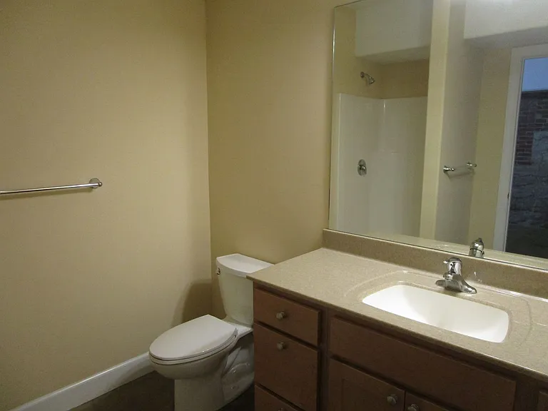 810 E Broadway — Photo 20
