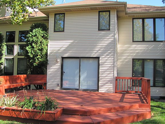 Huge deck w/bench & planters