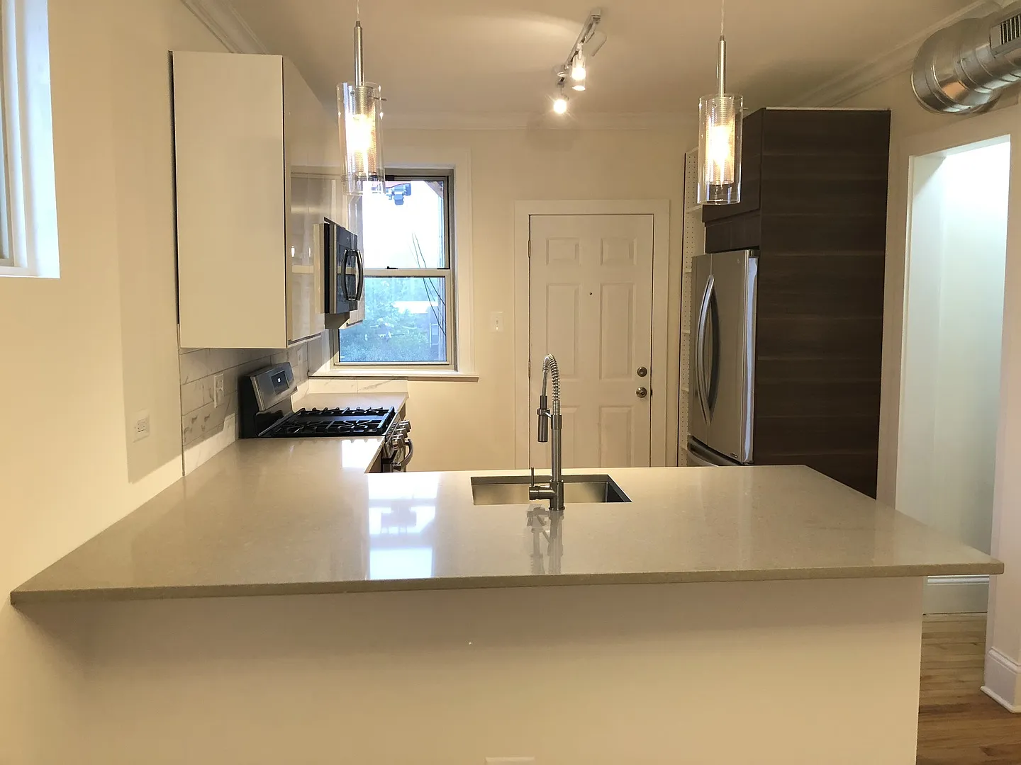 3-Bedroom Penthouse Near Lakefront — Photo 4