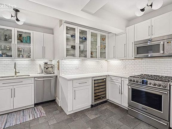 4th image of 325 E 41st St APT 207