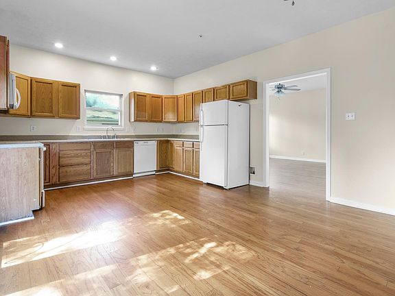 3rd image of 10923 Cornell St