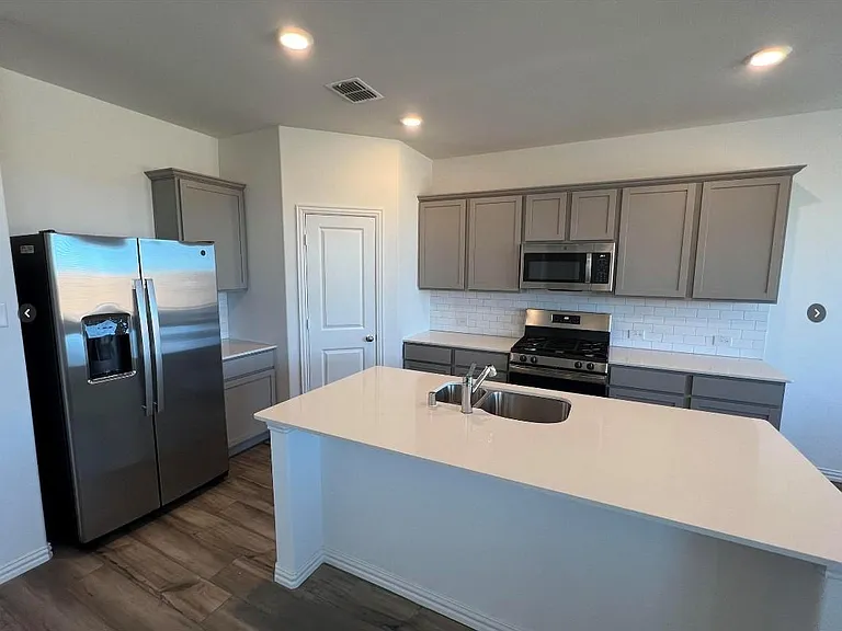 8000 Blue Heron Ln — Photo 4