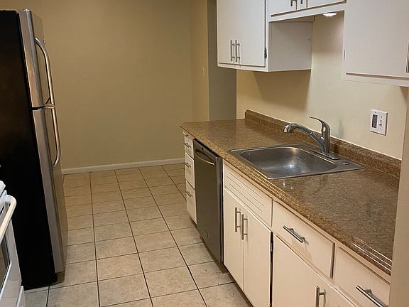 3rd image of 17103 Van Aken Blvd #1A