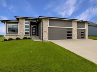 16601 Walnut Meadows Dr, Urbandale, IA 50323