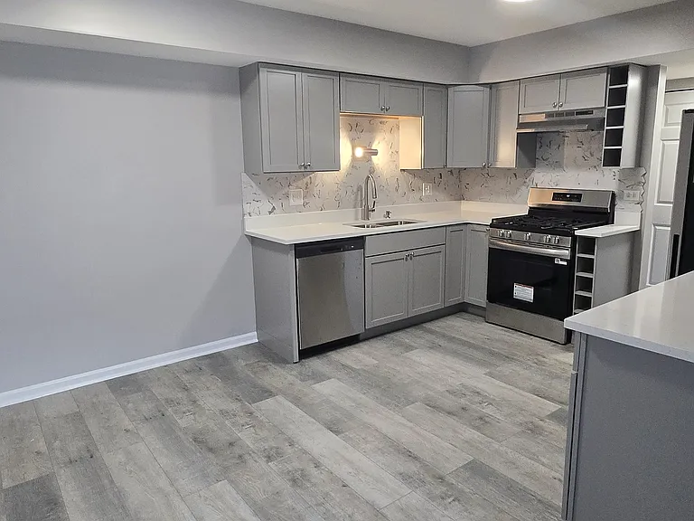 1688 Queensbury Cir — Photo 7