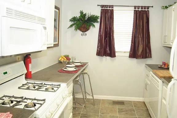 5 bed, 1792 sqft, $775 — Photo 4