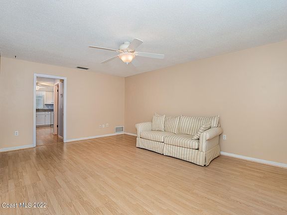 5th image of 205 Emerald Dr N #205