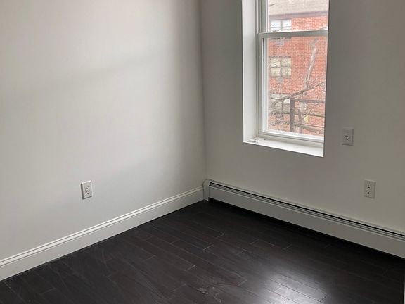 4th image of 1543 Hoe Ave