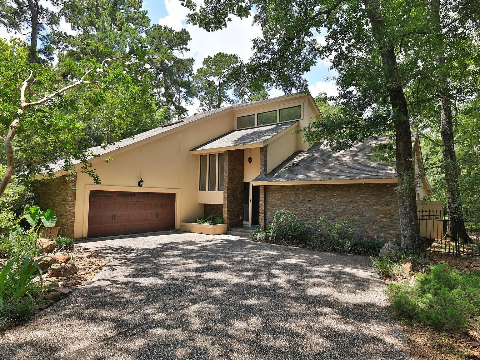 5 bed, 5.5 bath, 3501 sqft, $5,200 — Photo 2