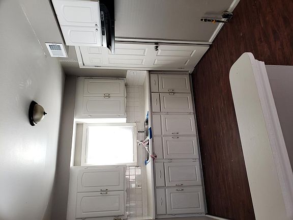 5th image of 26015 Hanover St