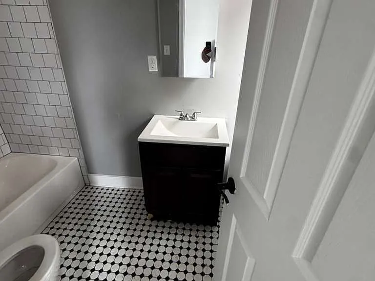 200 E Hanover St #1F — Photo 4