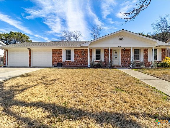 4th image of 809 Cedar Oaks Ln