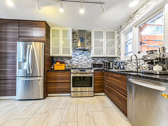4th image of 876 Oakwood Ct