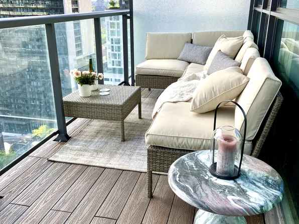 290 Adelaide St W #1902, Toronto, ON M5V 1N1