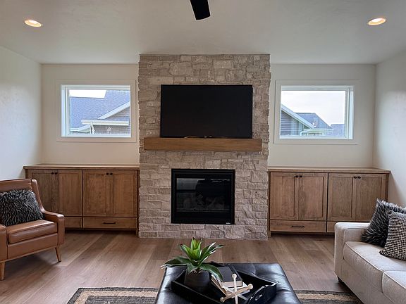 3rd image of 409 Jerelyn Ct