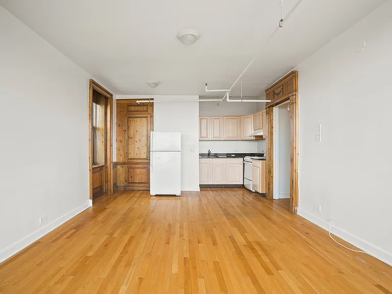 4 br penthous kitchen/living room