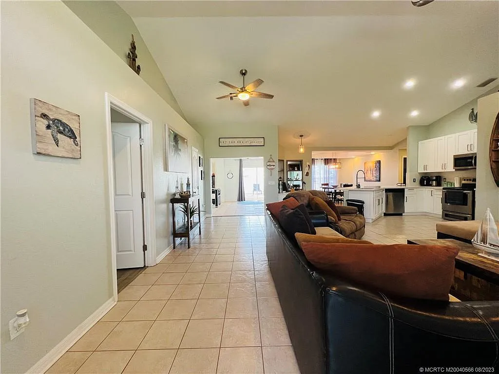 3 bed, 2.0 bath, 1971 sqft, $4,000 — Photo 4