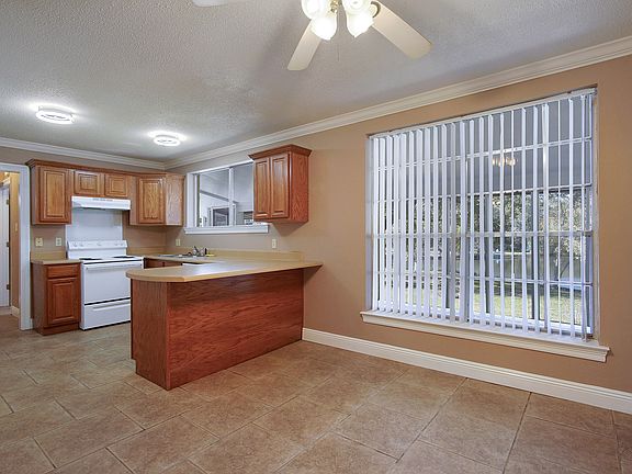 Dining area & breakfast bar