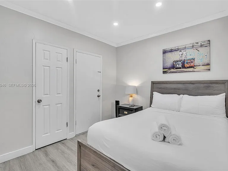 10004 E Bay Harbor Dr #8 — Photo 14