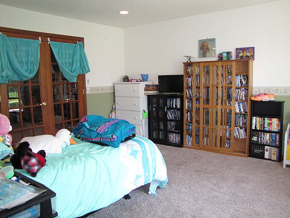 2nd image of 806 Lakeshore Dr