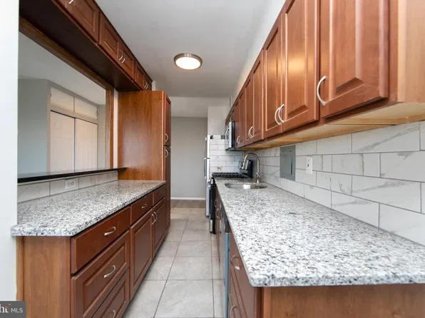 807 Barclay Towers Walk, Cherry Hill, NJ 08034