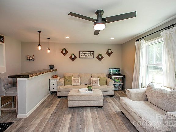 5th image of 407 Orchard Ln