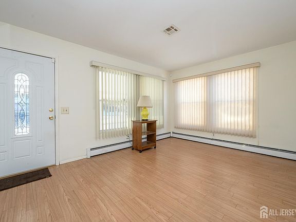 4th image of 27 Bahamia Dr