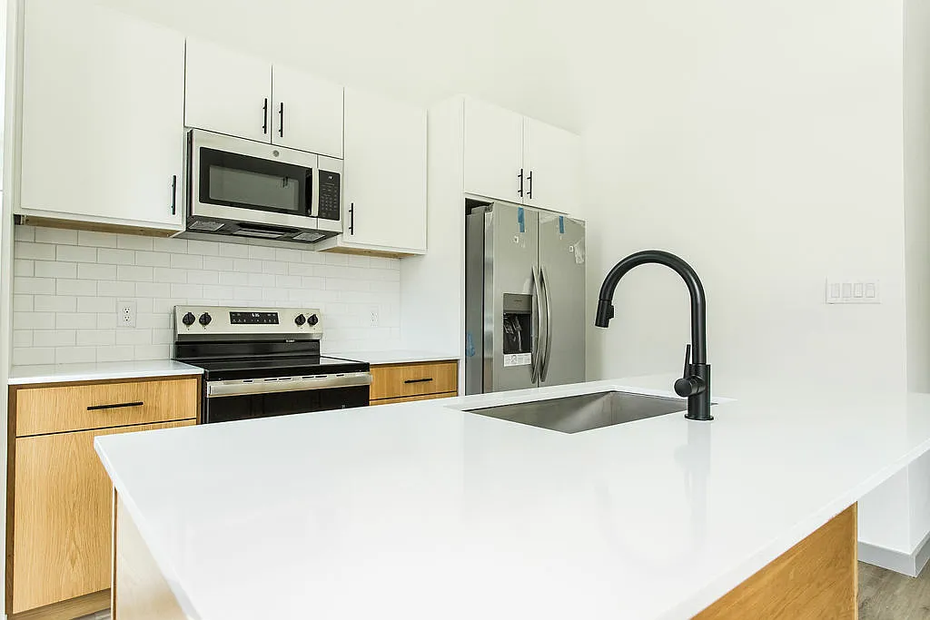 The Flats at 4001 Roseland — Photo 3