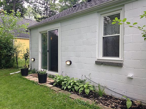 3rd image of 2869 Fernwood Ave