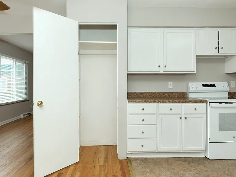347 N Eton St #18 — Photo 10