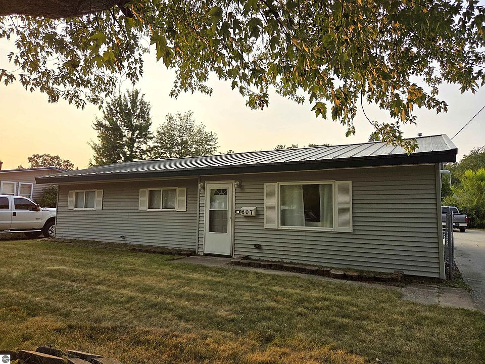 1st image of 607 Cottage St
