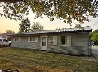 607 Cottage St, Clare, MI 48617