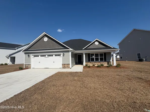 472 Pebble Shore Drive, Sneads Ferry, NC 28460
