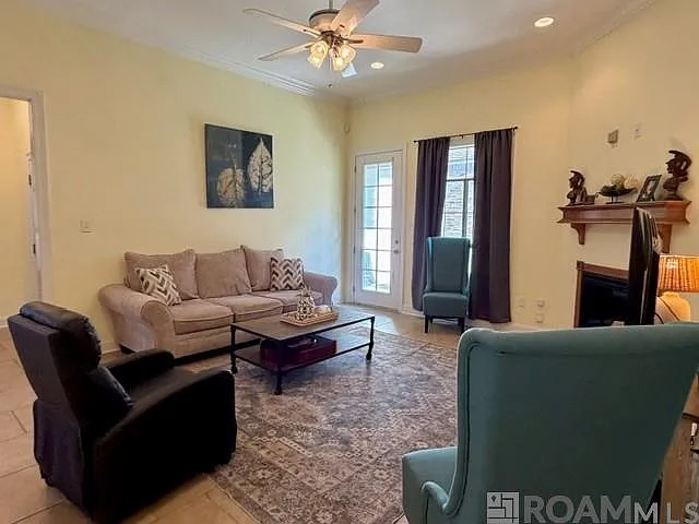 3 bed, 1600 sqft, $1,800 — Photo 2