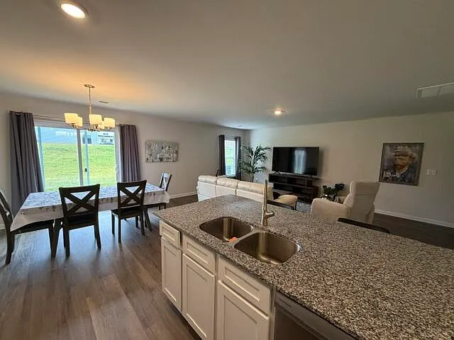 3 bed, 2.5 bath, 1883 sqft, $2,000 — Photo 2