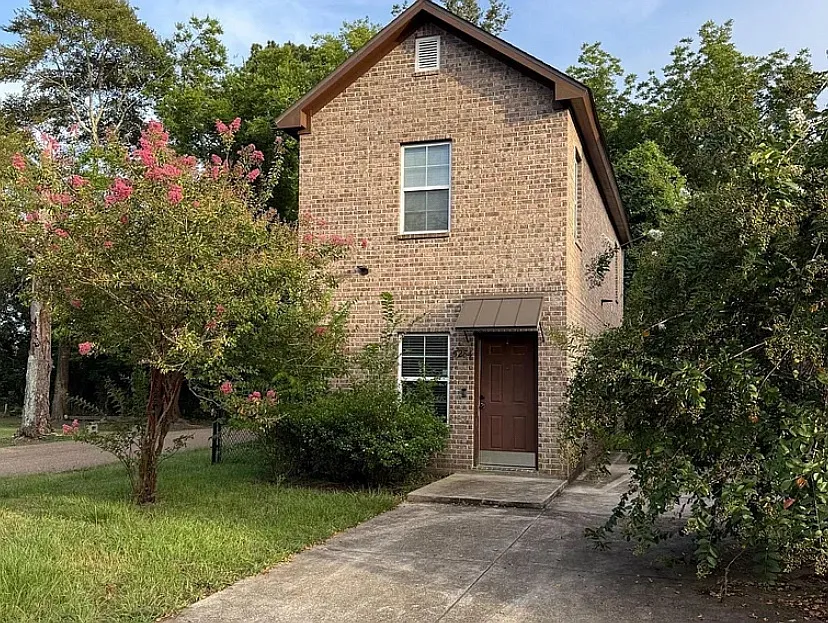 3 bed, 1238 sqft, $1,625 — Photo 1