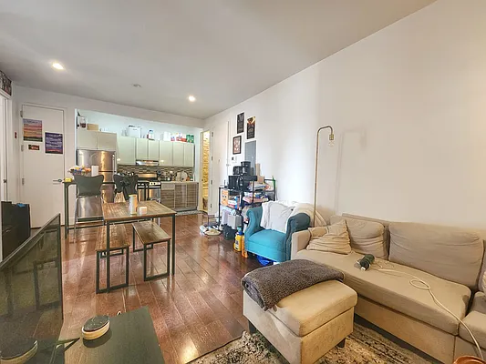 Rented by RELEASE NY | media 10