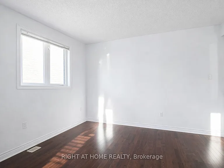 169 Dooley Cres — Photo 4