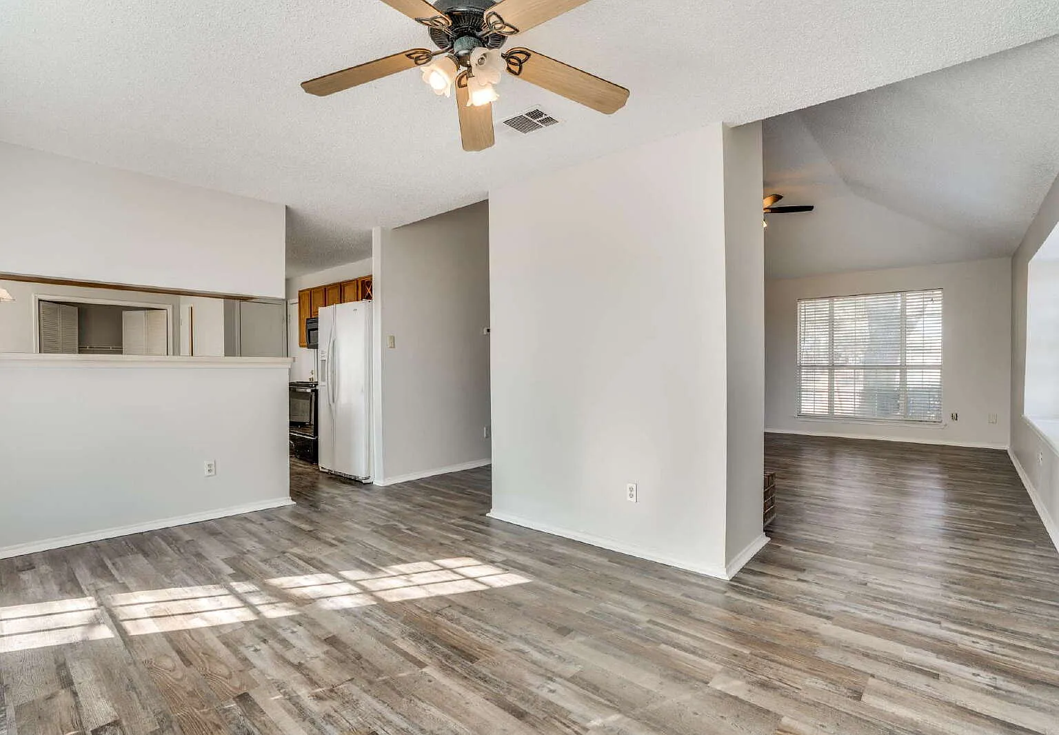 3 bed, 2.0 bath, 1786 sqft, $2,400 — Photo 3