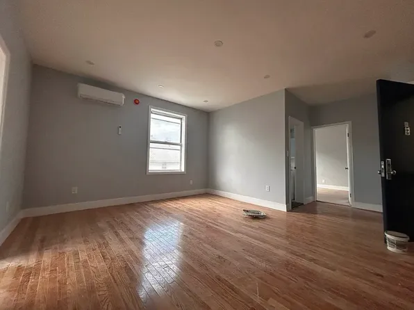 2883 East 195th Street image 2 of 6