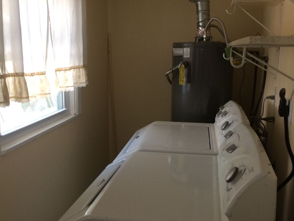 1st image of 402 E Woodlawn Ave