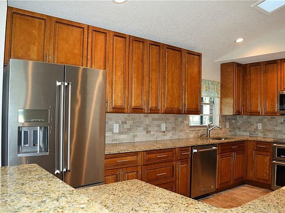 5th image of 665 W Lorraine Dr