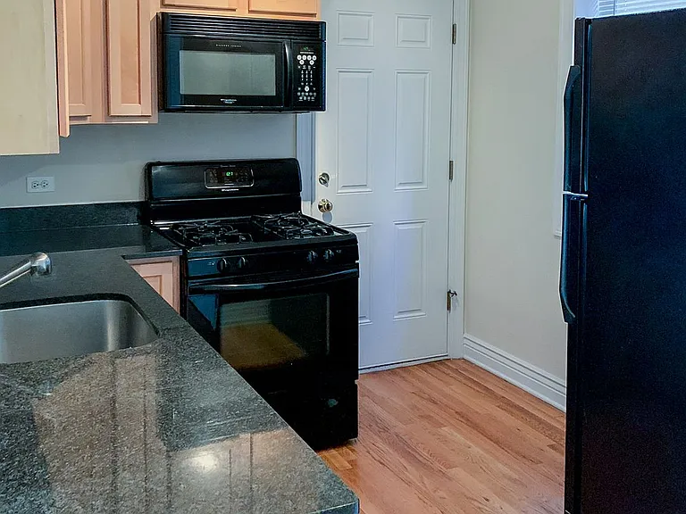 1210 W Waveland Ave — Photo 9