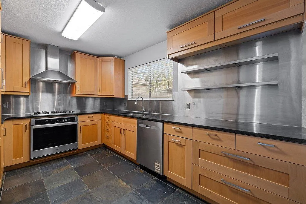 4 bed, 2.5 bath, 1932 sqft, $2,500 — Photo 3