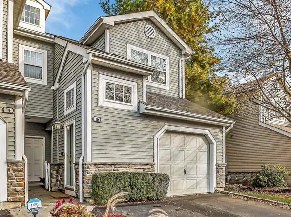 16 Carriage Lane #208, Plainview, NY 11803