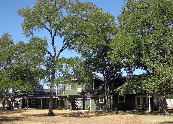 2nd image of 901 Jennifer Ln