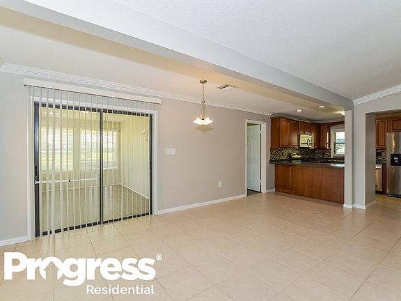 5th image of 5202 Royal Oak Dr