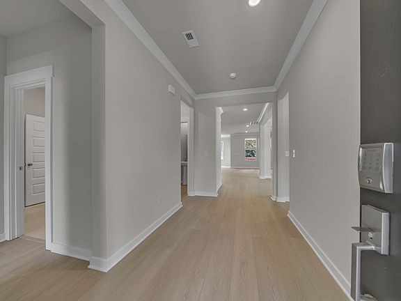 5th image of 608 Lyndhurst Ct