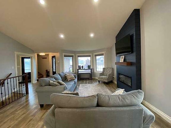 4th image of 87 S Shore Dr E