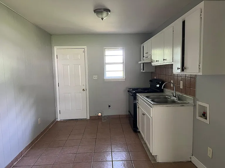 4351 Hendrix Dr — Photo 3